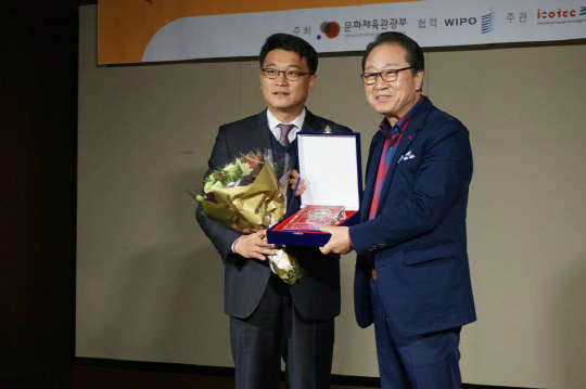 엘에스웨어가 중국 하이테크 페어에 참가해 오픈소스 SW 라이선스 컴플라이언스 시스템 '라이선스가드'를 선보였다고 19일 밝혔다. 한편, 엘에스웨어는 음원 및 필터링 성능평가시스템을 개발한 공로로 지난 5일 김민수대표(왼쪽)가 한국저작권단체연합회로부터 상패를 받았다.     엘에스웨어 제공